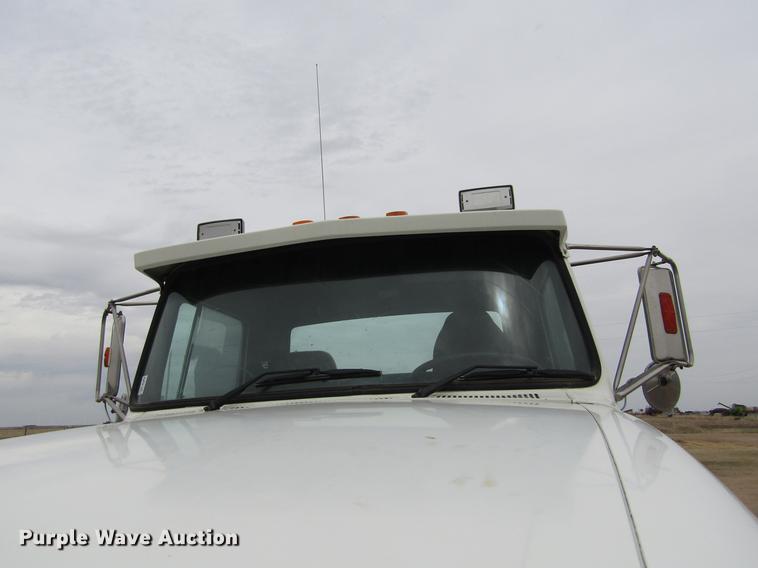 image for item DE6717 1995 Ford LTLA9000 AeroMax 120 semi truck