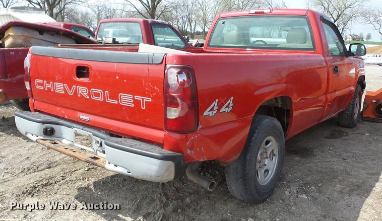image for item AY9528 2003 Chevrolet Silverado 1500 pickup truck