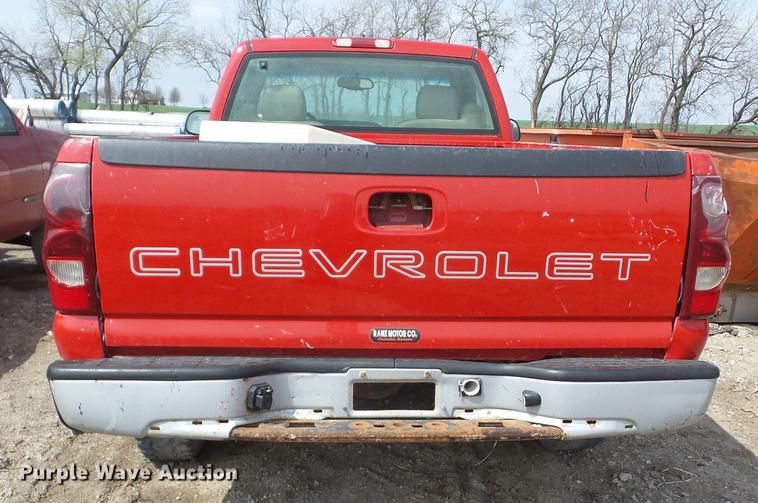 image for item AY9528 2003 Chevrolet Silverado 1500 pickup truck
