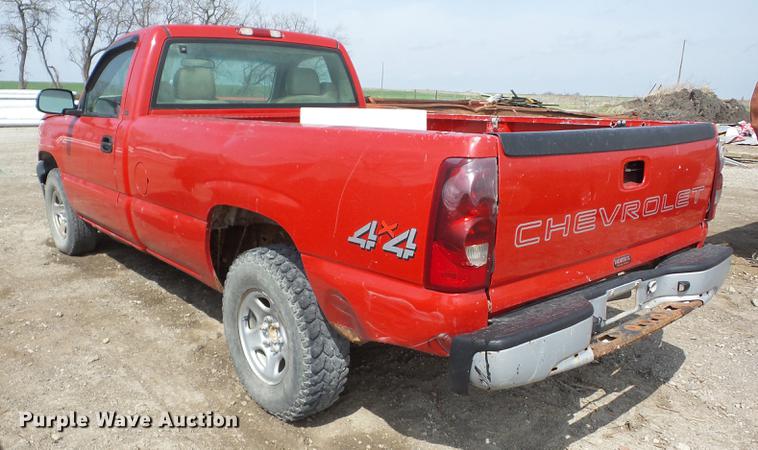 image for item AY9528 2003 Chevrolet Silverado 1500 pickup truck