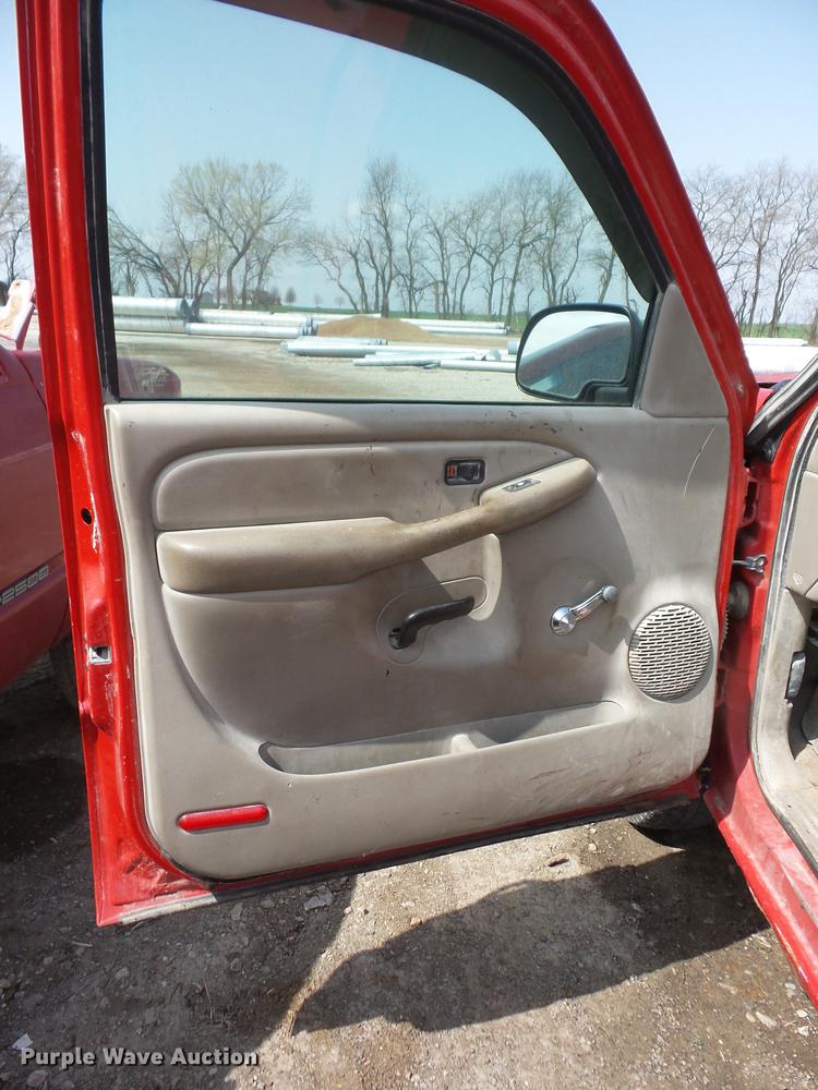 image for item AY9528 2003 Chevrolet Silverado 1500 pickup truck