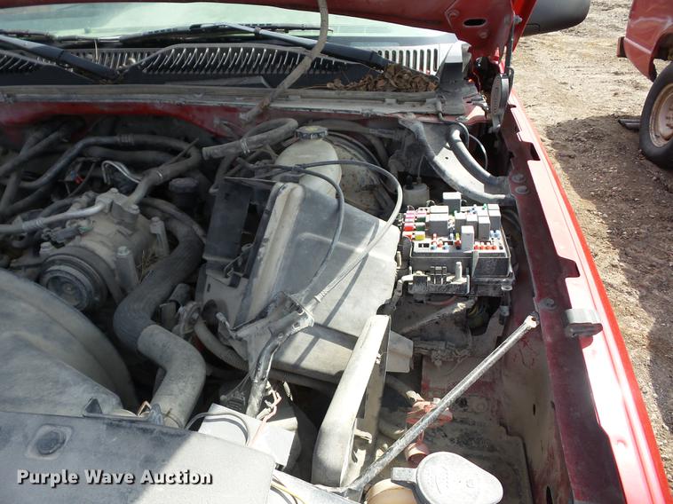 image for item AY9528 2003 Chevrolet Silverado 1500 pickup truck