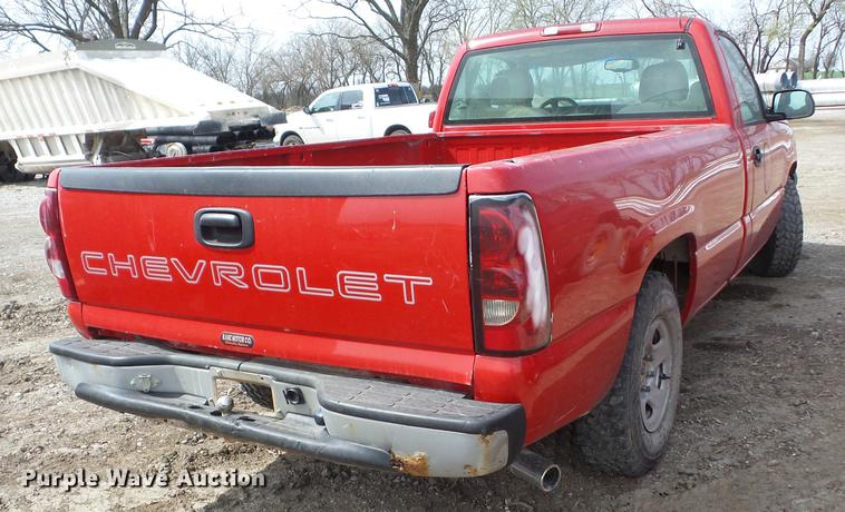 image for item AY9530 2003 Chevrolet Silverado 1500 pickup truck