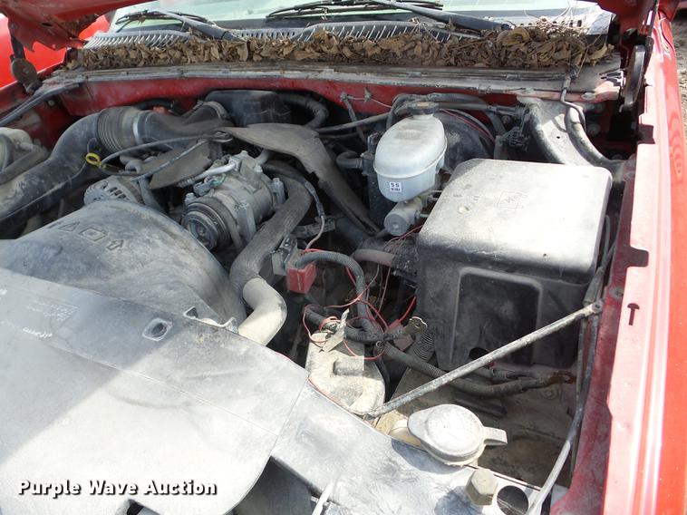 image for item AY9530 2003 Chevrolet Silverado 1500 pickup truck