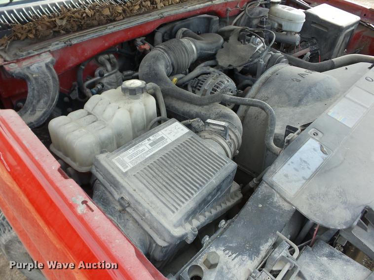 image for item AY9530 2003 Chevrolet Silverado 1500 pickup truck