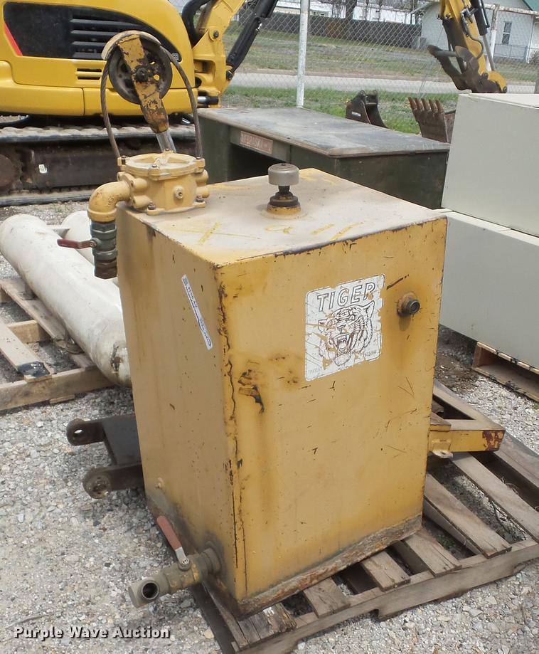 image for item AY9534 Tiger hydraulic tank