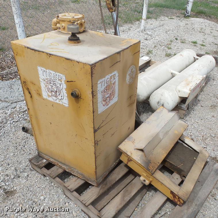 image for item AY9534 Tiger hydraulic tank