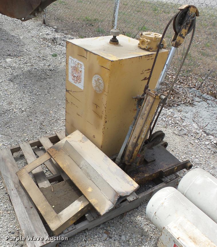 image for item AY9534 Tiger hydraulic tank