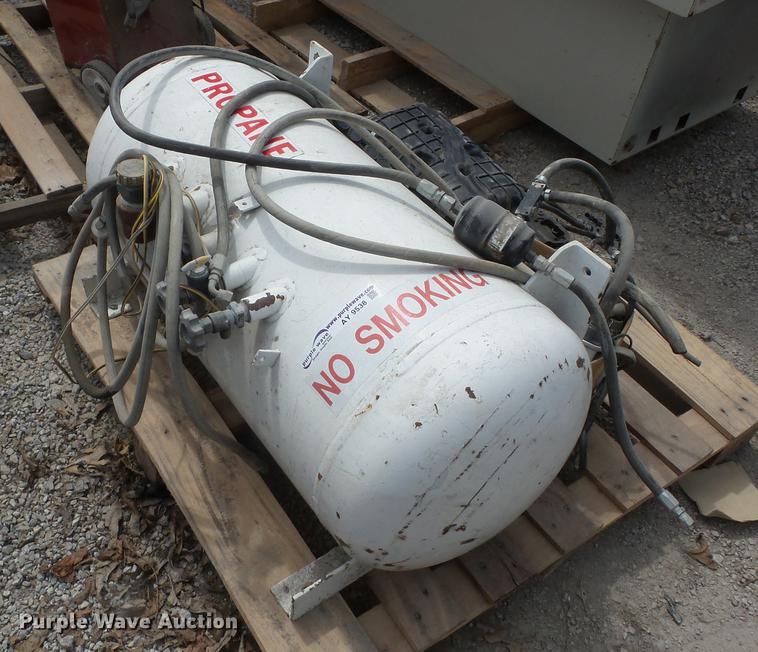 image for item AY9538 (2) propane tanks