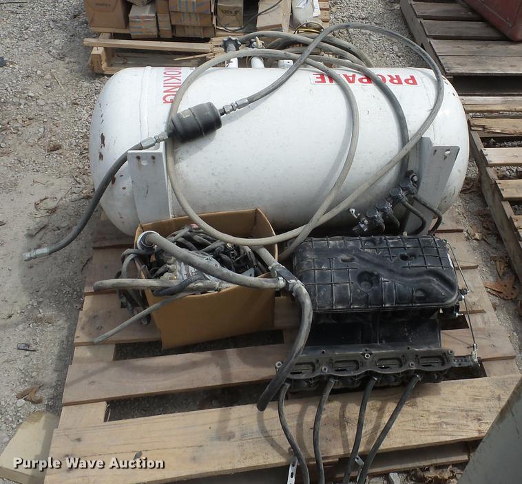 image for item AY9538 (2) propane tanks