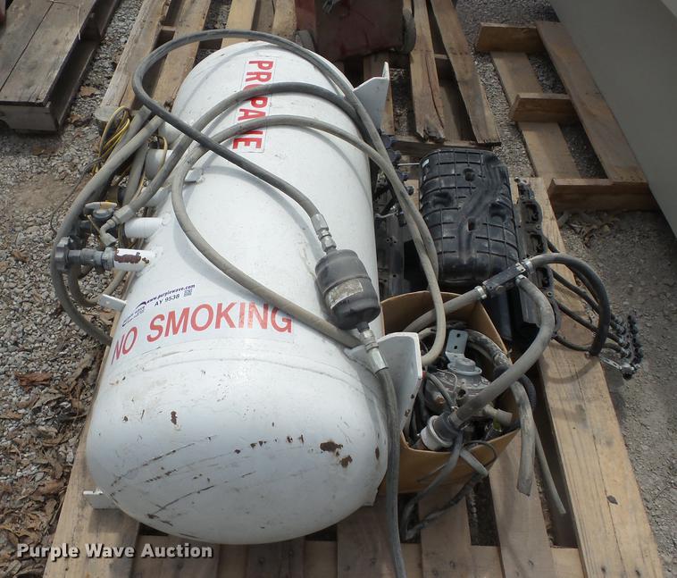 image for item AY9538 (2) propane tanks