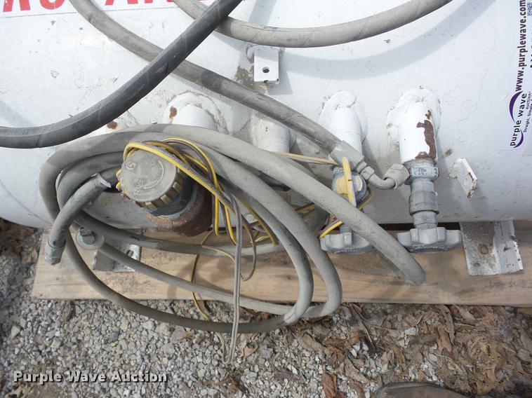 image for item AY9538 (2) propane tanks