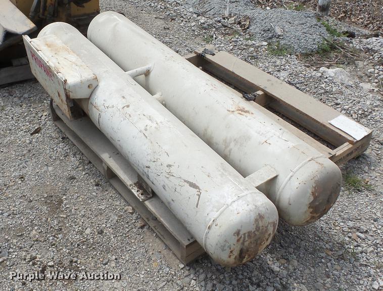 image for item AY9538 (2) propane tanks