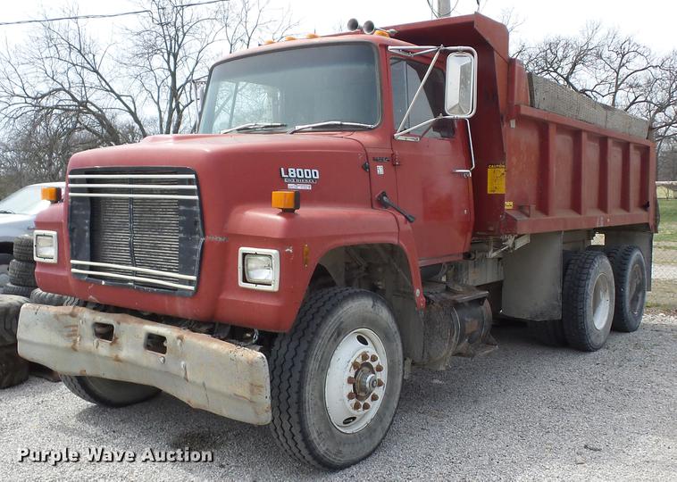 image for item AY9542 1989 Ford L8000 dump truck