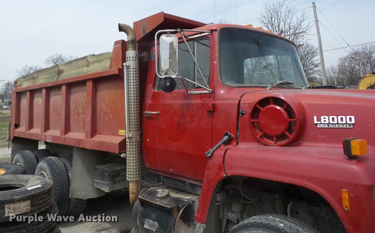 image for item AY9542 1989 Ford L8000 dump truck