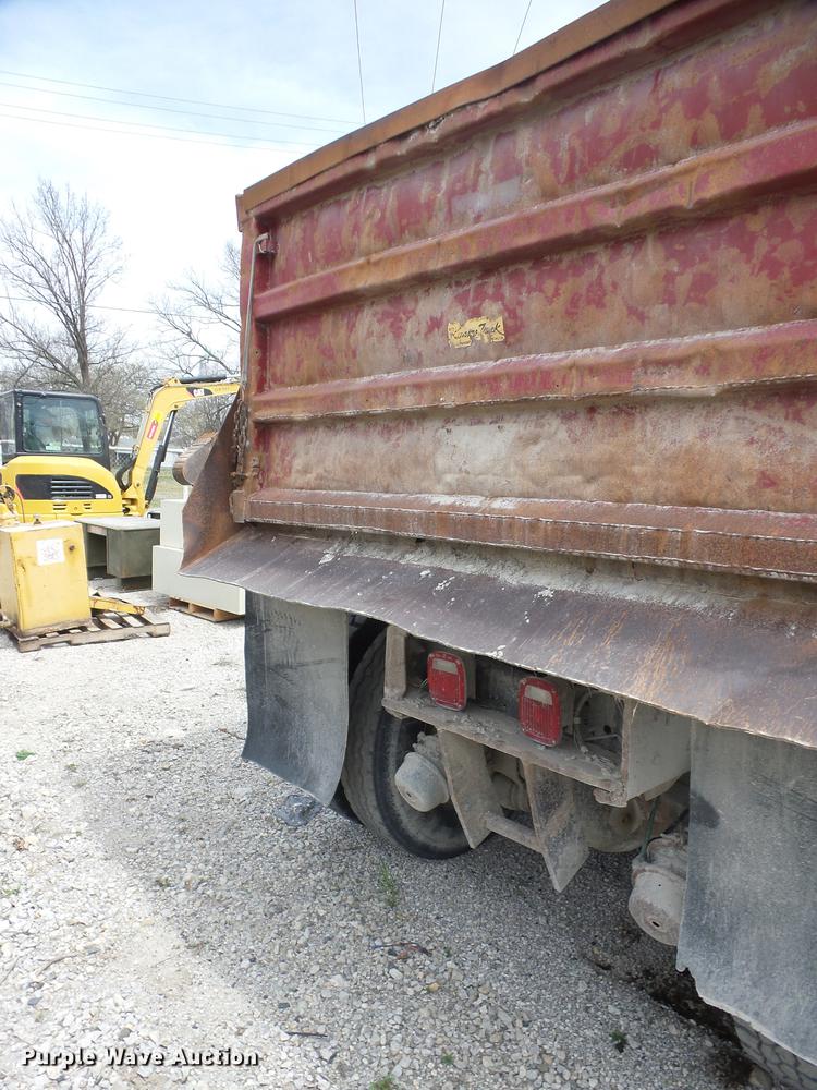 image for item AY9542 1989 Ford L8000 dump truck