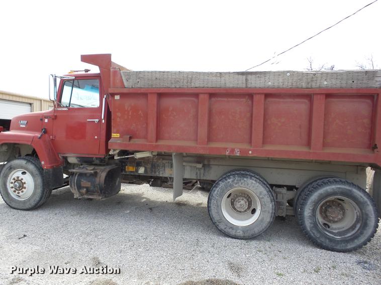 image for item AY9542 1989 Ford L8000 dump truck