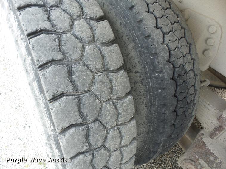 image for item AY9542 1989 Ford L8000 dump truck