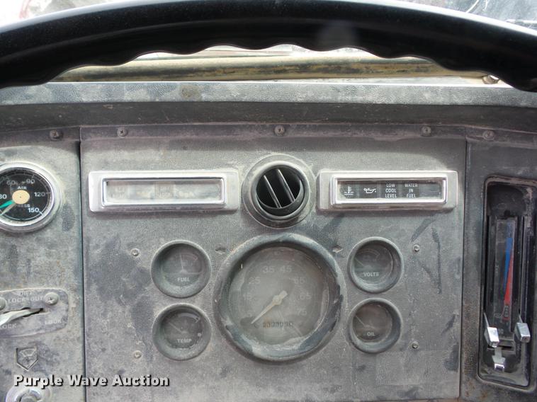 image for item AY9542 1989 Ford L8000 dump truck