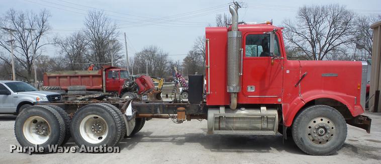 image for item AY9551 1987 Freightliner FLC semi truck