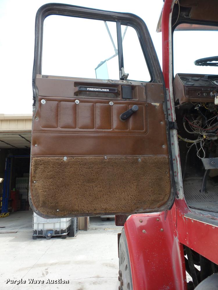 image for item AY9551 1987 Freightliner FLC semi truck