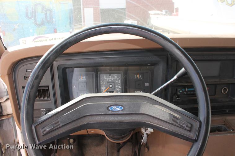 image for item DB5175 1990 Ford Econoline E350 box truck