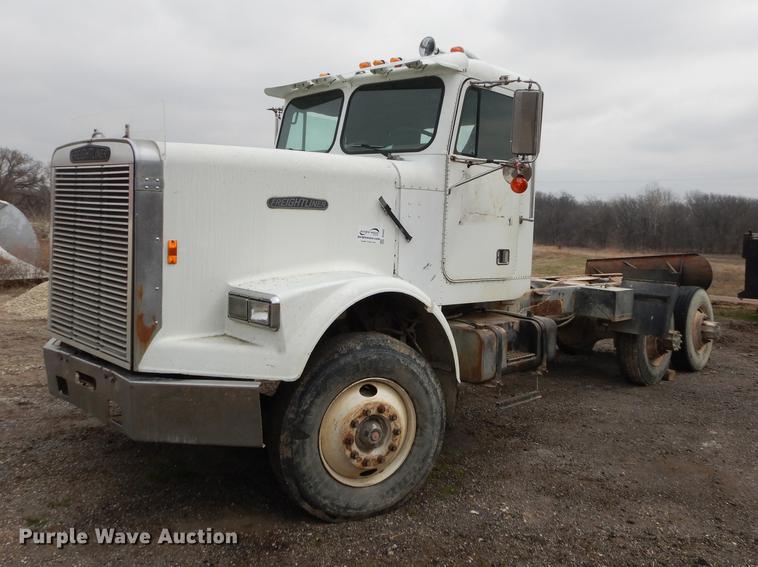 image for item DC0432 1987 Freightliner FLC Classic semi truck