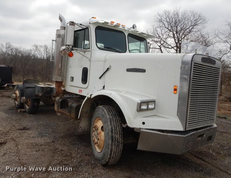 image for item DC0432 1987 Freightliner FLC Classic semi truck