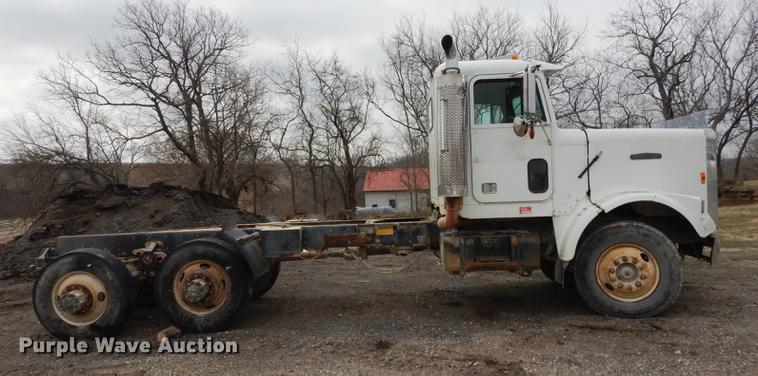 image for item DC0432 1987 Freightliner FLC Classic semi truck