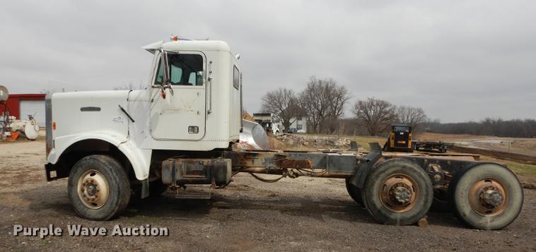 image for item DC0432 1987 Freightliner FLC Classic semi truck