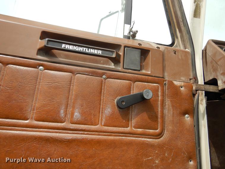 image for item DC0432 1987 Freightliner FLC Classic semi truck