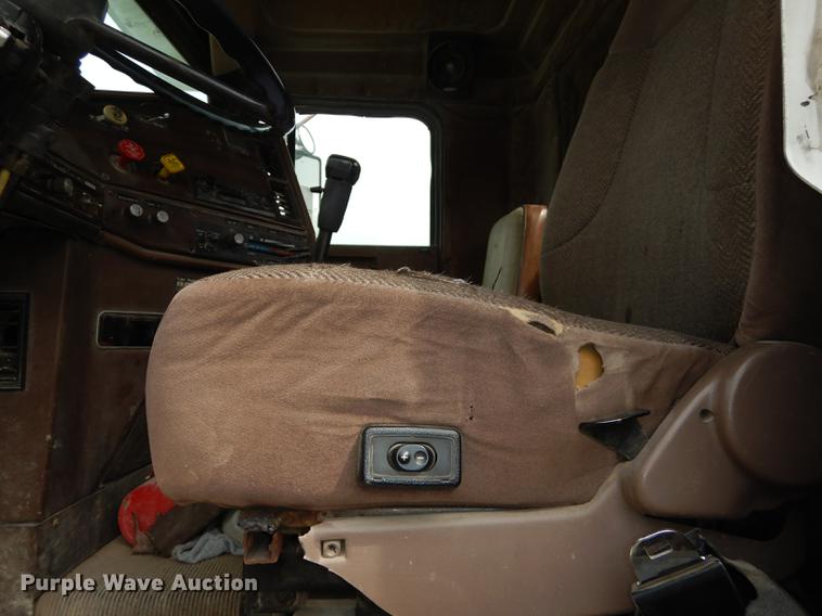 image for item DC0432 1987 Freightliner FLC Classic semi truck