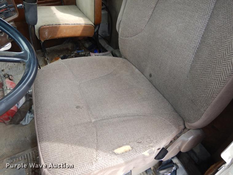 image for item DC0432 1987 Freightliner FLC Classic semi truck