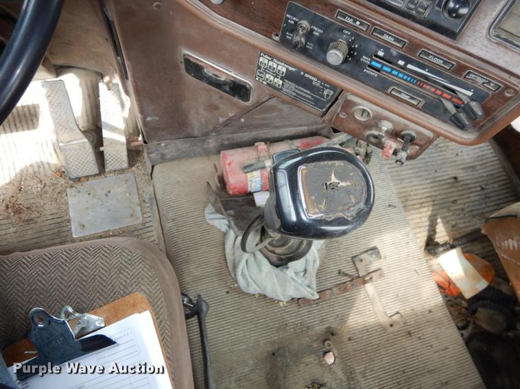 image for item DC0432 1987 Freightliner FLC Classic semi truck