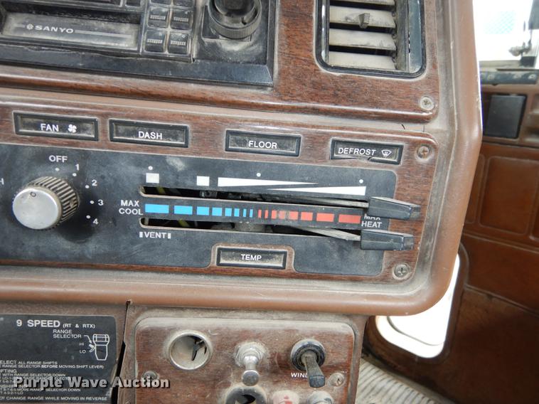 image for item DC0432 1987 Freightliner FLC Classic semi truck