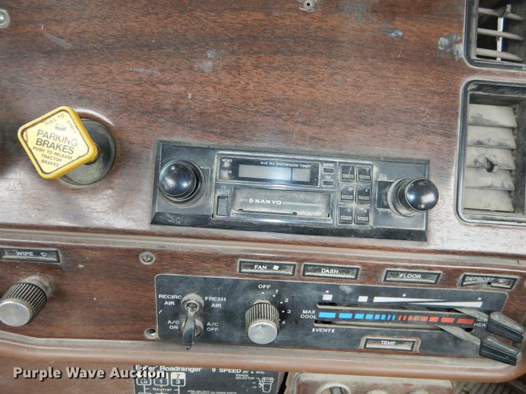 image for item DC0432 1987 Freightliner FLC Classic semi truck