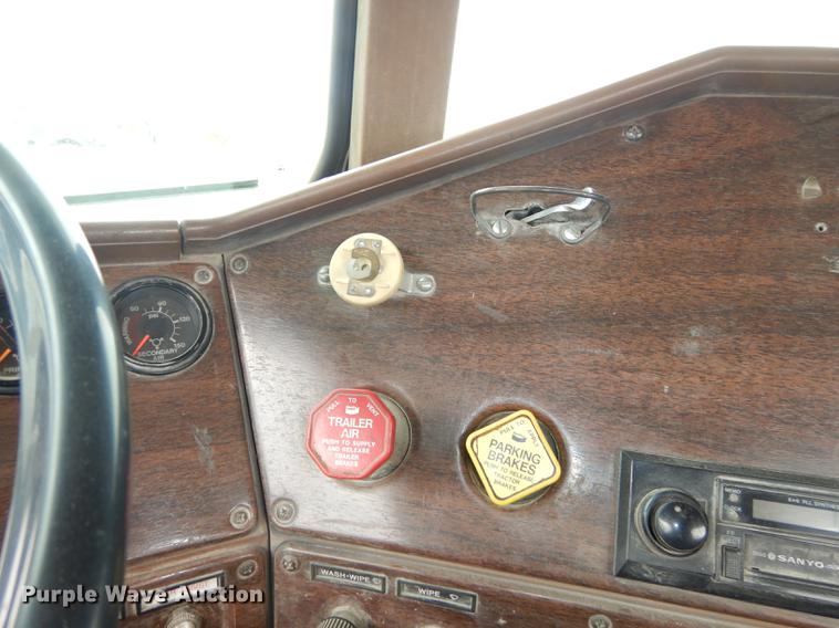 image for item DC0432 1987 Freightliner FLC Classic semi truck