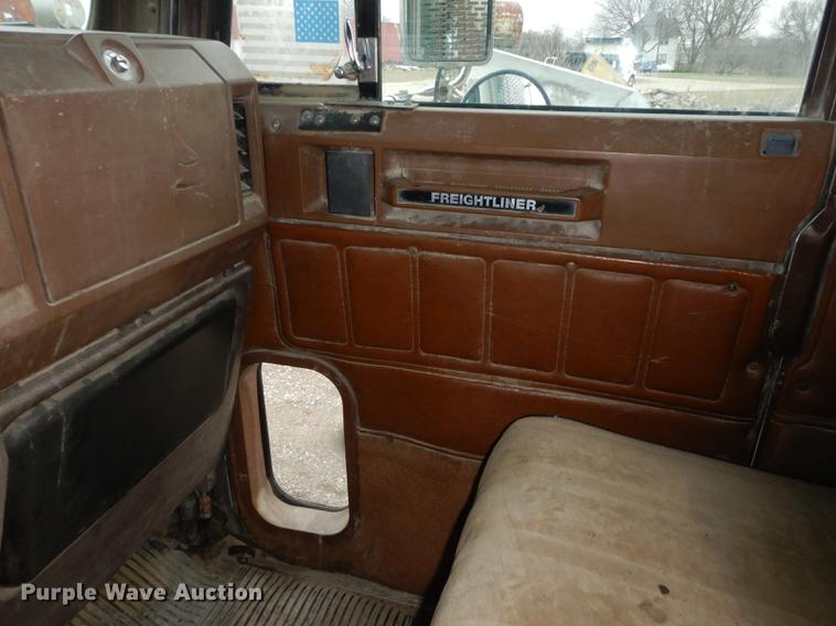 image for item DC0432 1987 Freightliner FLC Classic semi truck