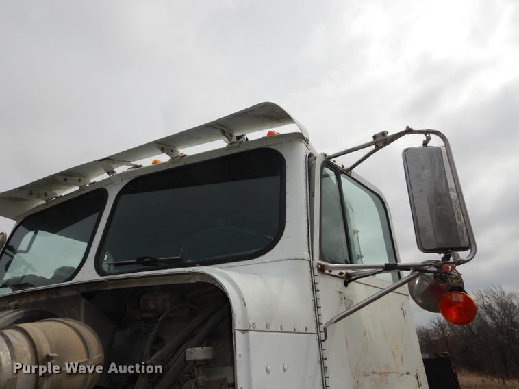 image for item DC0432 1987 Freightliner FLC Classic semi truck