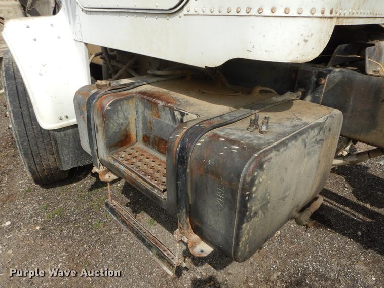 image for item DC0432 1987 Freightliner FLC Classic semi truck