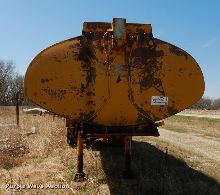 image for item DC0454 1968 Fruehauf tanker trailer