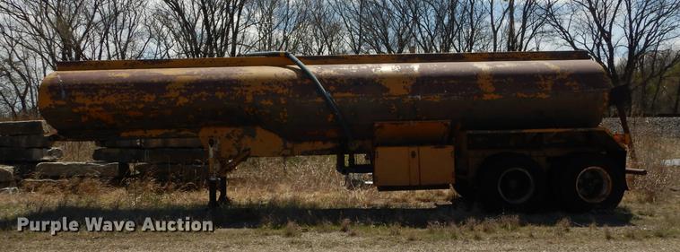image for item DC0454 1968 Fruehauf tanker trailer