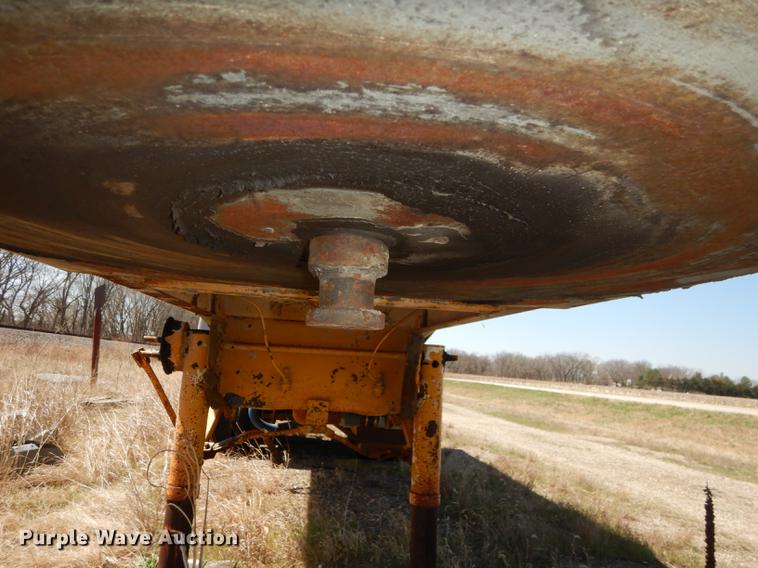 image for item DC0454 1968 Fruehauf tanker trailer