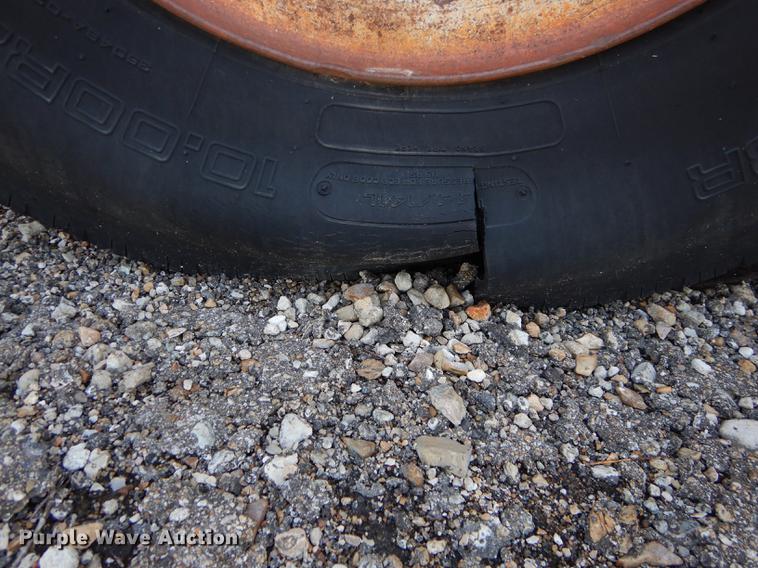 image for item DC0454 1968 Fruehauf tanker trailer