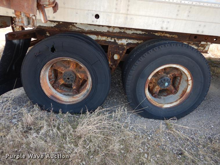 image for item DC0456 1974 Fruehauf FR8-F2-40 dry van trailer