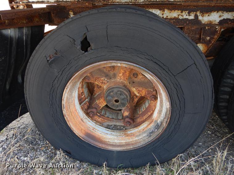 image for item DC0456 1974 Fruehauf FR8-F2-40 dry van trailer