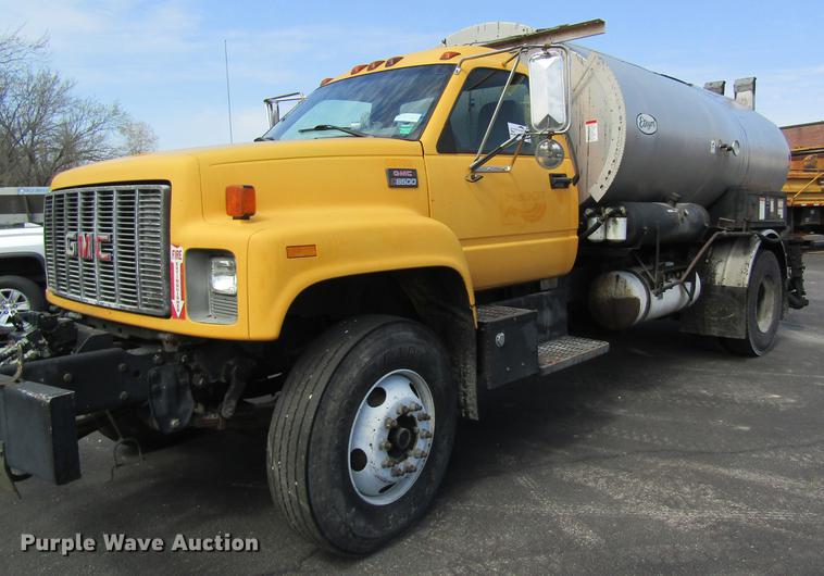 image for item DC4294 2001 GMC C8500 oil distributor truck