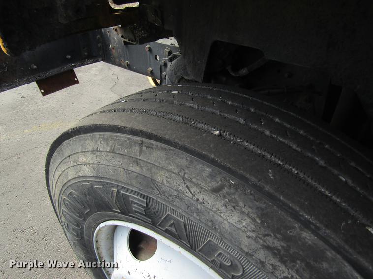 image for item DC4294 2001 GMC C8500 oil distributor truck