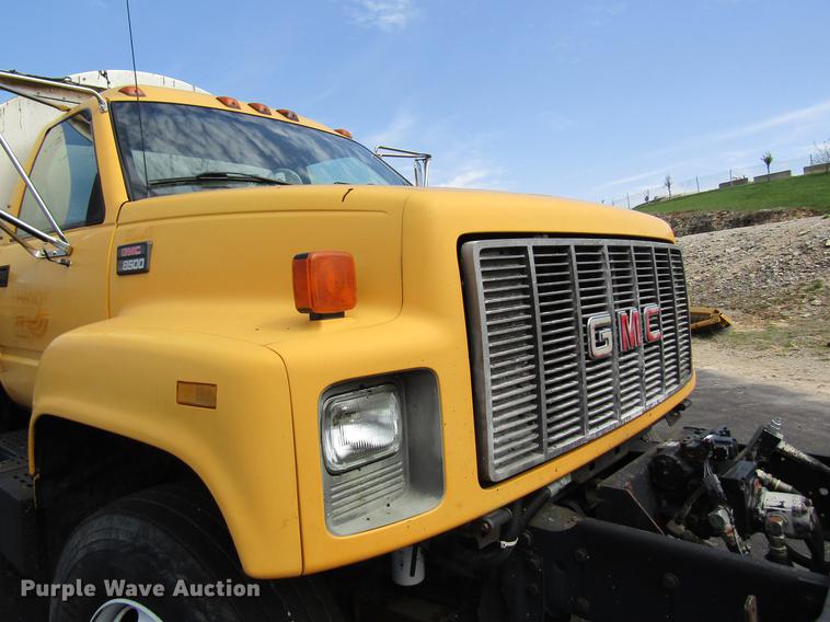 image for item DC4294 2001 GMC C8500 oil distributor truck