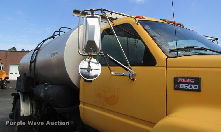 image for item DC4294 2001 GMC C8500 oil distributor truck